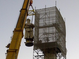 ARGENTINA. Rimossa la Statua a Cristoforo Colombo dalla Plaza de Mayo di Buenos Aires.