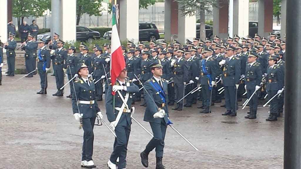 Inserimento della Bandiera di Guerra nello schieramento.