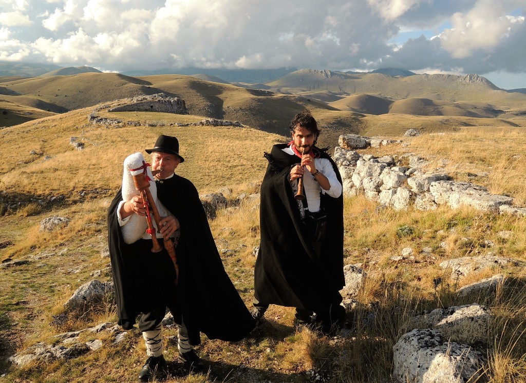 “Zampognari mito dell’Abruzzo pastorale”    In mostra a Castel del Monte (L’Aquila) dal 30 luglio al 10 agosto 2016.