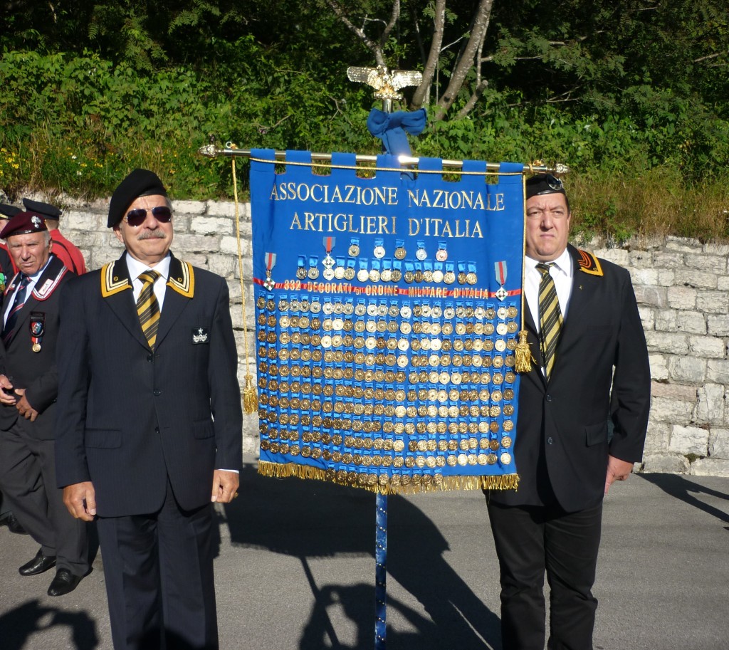 ASSOCIAZIONE NAZIONALE ARTIGLIERI D’ITALIA. Il Medagliere degli Artiglieri d’Italia sfila a Cima Grappa.