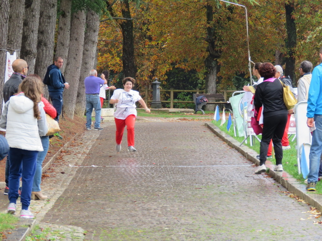 L'arrivo vittorioso della staffetta paralimpica mista