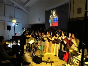 “ONCE UPON A TIME L’AQUILA”  Musica, canto e immagini: a Casa Onna il Concentus Serafino Aquilano incanta il pubblico