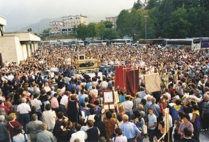 I pellegrini attorno all'urna del santo