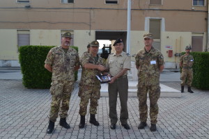 SALUTO DEL GEN. B. DE VITO AL COMANDANTE DEL 9° REGGIMENTO ALPINI COLONNELLO MARCO IOVINELLI.