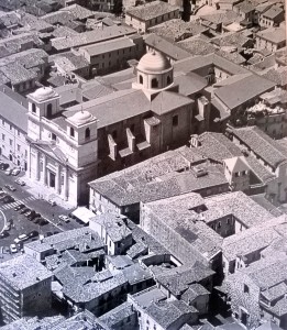 La cattedrale, in una vista dall’alto con la simulazione della cupola