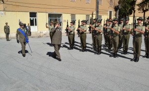 Il Gen. D. Carmelo DE CICCO passa in rassegna il picchetto d'onore.