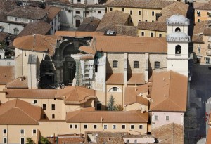 La Cattedrale, con l'ampio squarcio del sisma 2009