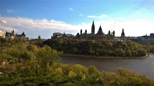 Ottawa, il palazzo del Parlamento sulla riva del fiume