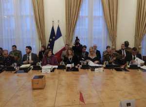 Parigi: Iniziativa 5+5, l’incontro tra i Ministri della Difesa d’ Italia Roberta Pinotti e di Francia Florence Party per il cambio della presidenza.