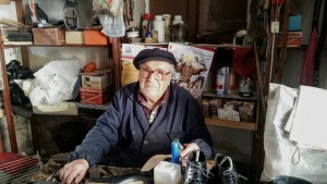 Morto a 94 anni “Mastru Roccu”, uno degli ultimi ciabattini calabresi  Maestro artigiano, esempio di umanità e di cultura del bene.