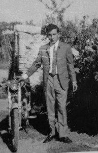 Sante Auriti in una immagine giovanile del 1970 ad Orsogna (Chieti)