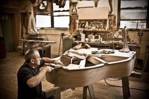 7-Sante Auriti nel suo laboratorio alla Steinway & Sons.