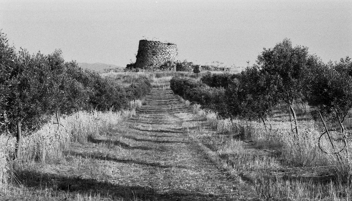 CAGLIARI. GIANNI BERENGO GARDIN E LA SARDEGNA NURAGICA. Un fotografo in viaggio tra le architetture di pietra, una mostra negli spazi della Fondazione di Sardegna, a cura di Marco Minoja. A Cagliari, a partire dal 26 aprile.