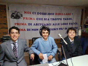 la classe IE con la docente Alessandra Angelucci e la giornalista Azzurra Marcozzi a Radio G