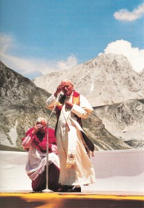 25 anni fa Giovanni Paolo II tornava sul “suo” Gran Sasso per inaugurare la chiesetta della Madonna della Neve, restaurata dagli Alpini.