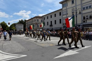 Le-Bandiere-di-Guerra-dei-reggimenti-di-artiglieria-sfilano-per-Montebelluna.