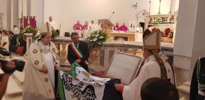 Cardinali Joao Braz de Aviz e Giuseppe Petrocchi, con il sindaco Pierluigi Biondi, e la Bolla