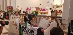 Cardinali Joao Braz de Aviz e Giuseppe Petrocchi, con il sindaco Pierluigi Biondi, e la Bolla