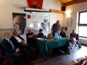 ONORATA AD OSTANA LA MEMORIA DI GAETANO SCARDOCCHIA, LETIZIA AIROS INSIGNITA DEL PREMIO  Interessante convegno su emigrazione e turismo sostenibile; i Borghi protagonisti di un progetto di sviluppo.