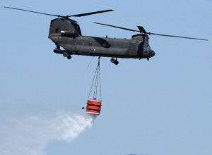 Intervento dell'aviazione dell'esercito in un incendio