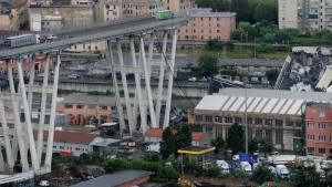 LE MOLTEPLICI ANOMALIE DEL CROLLO DEL PONTE DI GENOVA  Le contraddizioni tra le dichiarazioni ai media e sui social network di alcuni uomini di governo e gli atti formali. L’analisi di un giurista.