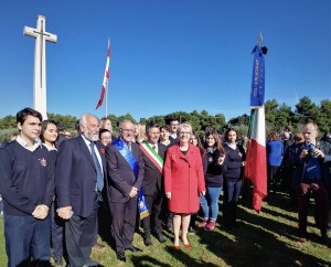 L’ambasciatrice del Canada in Italia posa insieme ai sindaci di Ortona e Lanciano e ai ragazzi dell’Istituto Tecnico Nautico di Ortona.