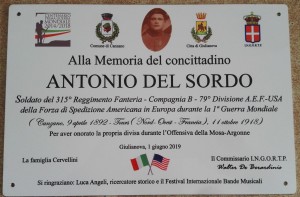 Targa in memoria del soldato USA Antonio Del Sordo morto in Francia nella 1° G.M.  Presente una delegazione militare americana “U.S. Naval Forces Europe – Allied Forces Band USA”.  Ricordati 4 caduti e 15 sopravvissuti militari giuliesi che indossarono la divisa USA  Due le salme rientrate dalla Francia negli anni ’20.