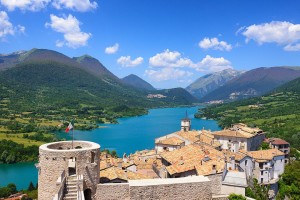 Barrea panorama con lago