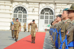 Il Gen. Farina ed il Gen. Cuoci passano in rassegna i corsisti.