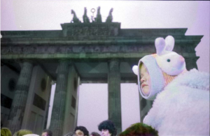  LA CADUTA DEL MURO DI BERLINO IN UNA MOSTRA FOTOGRAFICA A BOLOGNA – BERLIN, BRANDENBURGER TOR 1989.