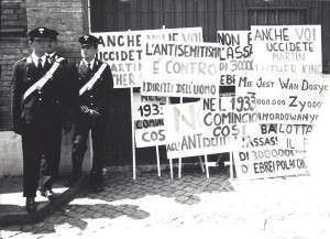 Nella foto di "ABEF - Archivio Baumann e Fischer" in allegato, sembra non sia cambiato nulla dagli anni '70: l'antisemitismo è presente da ogni parte. Unica grande differenza è che allora anche in Italia si facevano delle manifestazioni per contrastarlo.