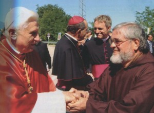 IL MISSIONARIO DEL VOLTO SANTO LASCIA MANOPPELLO  Padre Carmine Cucinelli ha diffuso la sacra immagine in vari paesi del mondo.