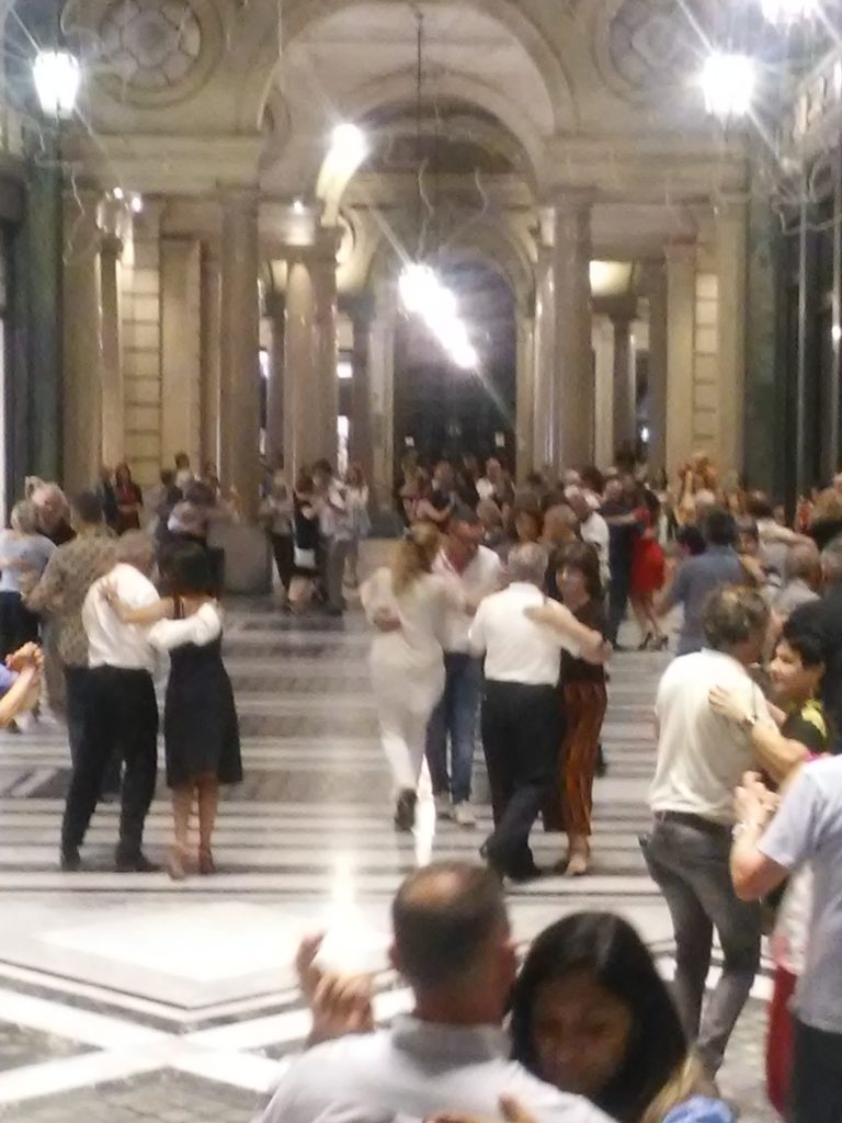 Torino sorprendente: tango in galleria.