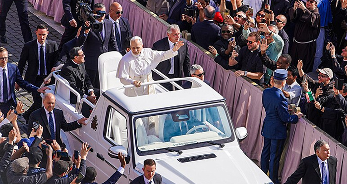 Leone XIV e i suoi primi cento giorni: l’inquietudine di un papa nel cuore del mondo.